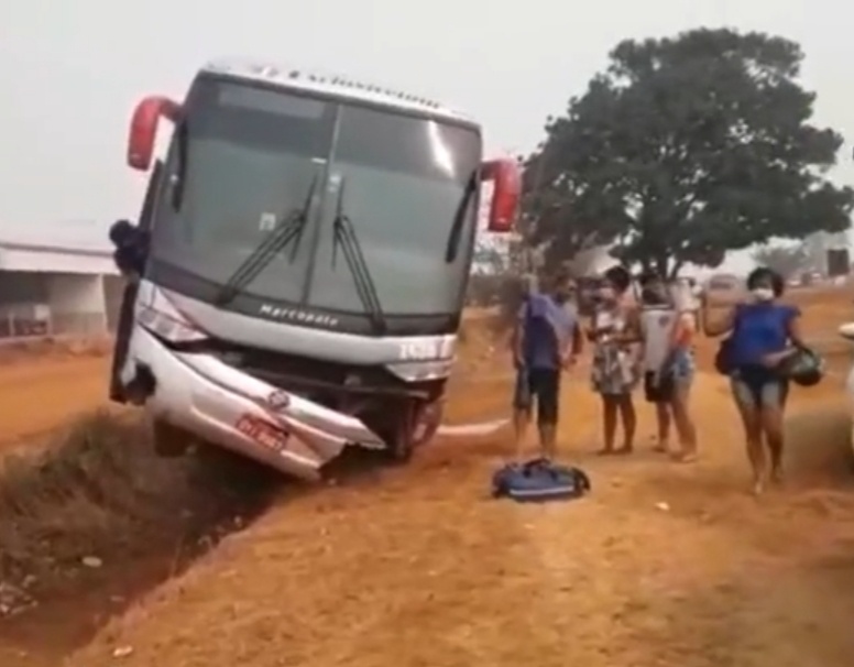 Sinop: Ônibus cai em vala de escoamento de água na BR-163