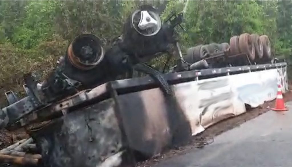 Dois ficam feridos após caminhão pegar fogo na BR-163 em Sinop