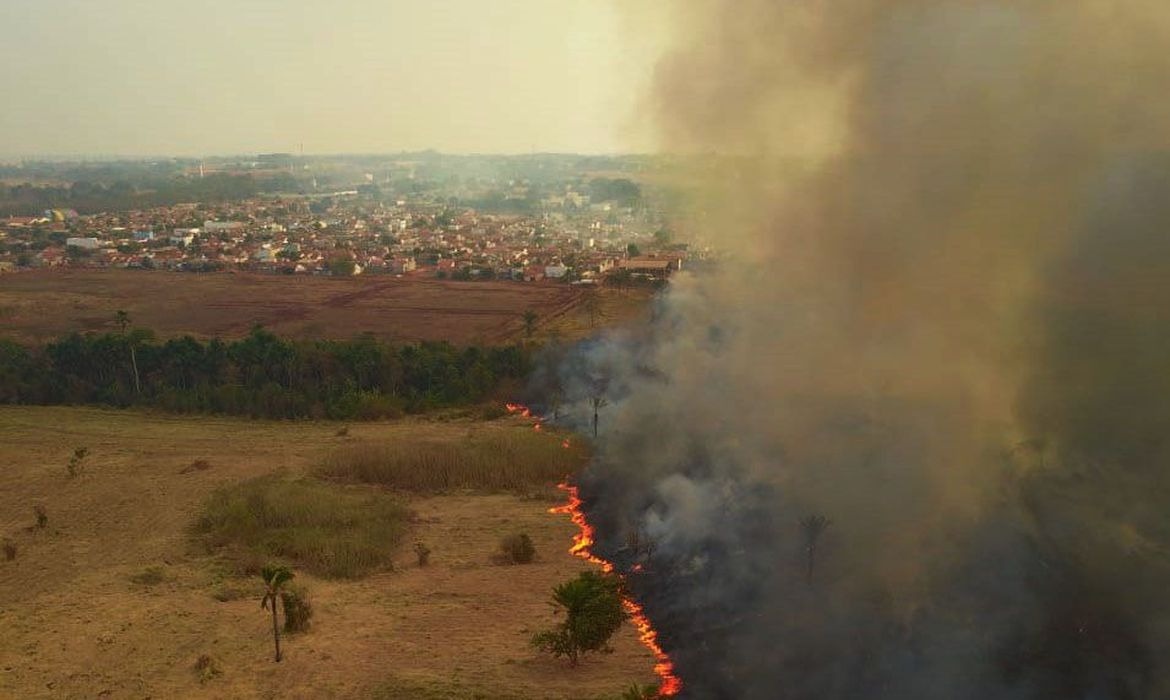 Especialistas prevêem poucas chuvas e incêndios devem continuar