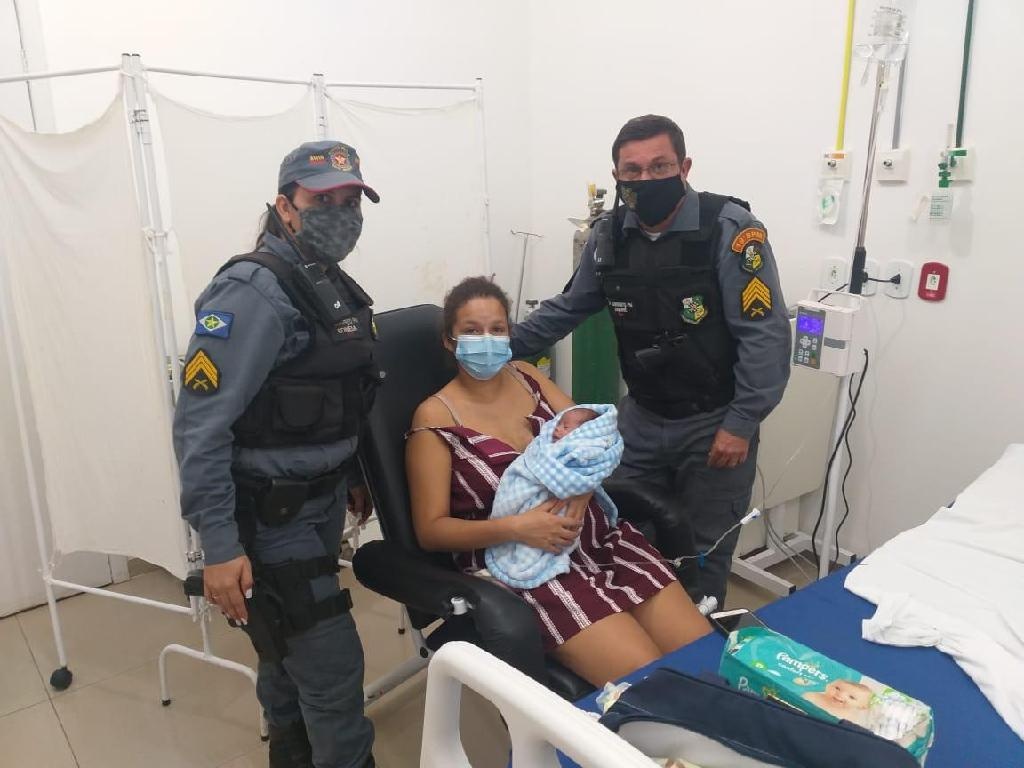 Policiais salvam vida de bebê que se afogou em banheira