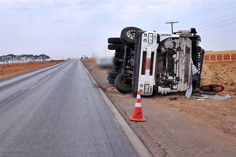 Carreta carregada com carne tomba na BR-163 em Nova Mutum