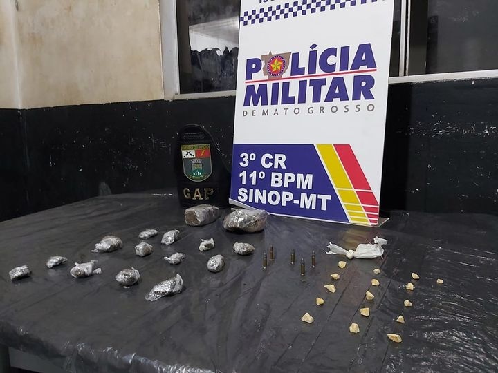 PM encontra droga enterrada em quintal de casa e prende traficante