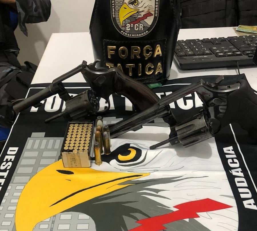 Dois são presos por porte ilegal de arma de fogo