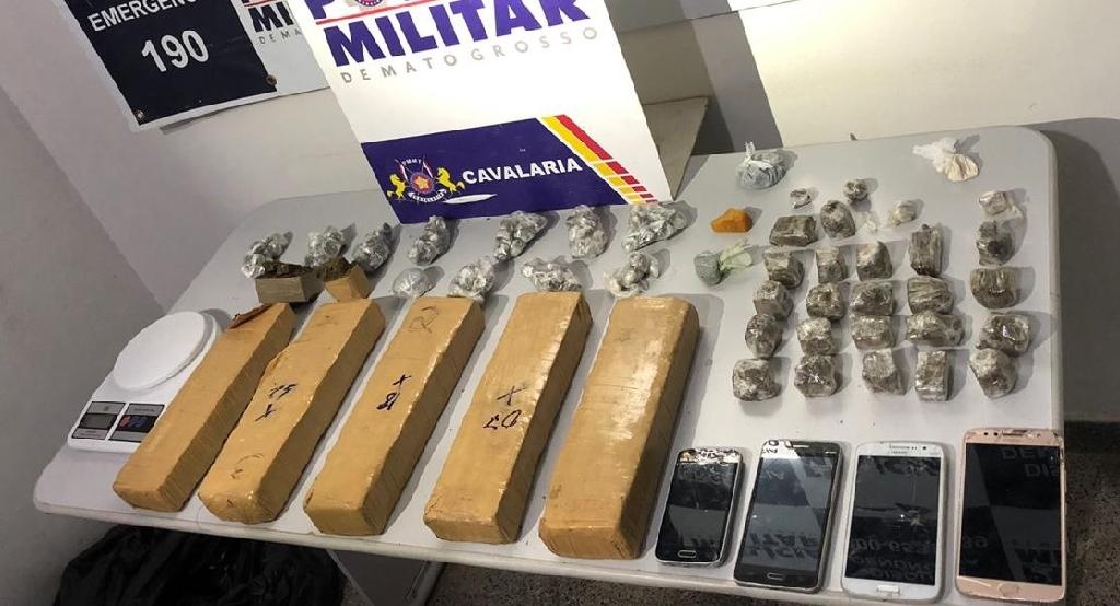 Cavalaria da PM prende homem por tráfico de drogas em Cuiabá