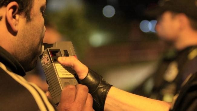 Jovem embriagado é preso ao ser flagrado conduzindo moto na calçada