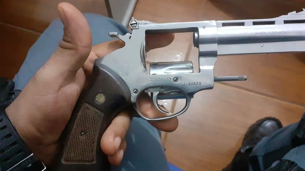 Homem é preso com arma de fogo dentro de veículo em Poconé