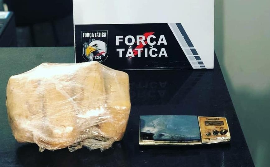 PM apreende 1 kg de maconha em terreno baldio em Barra do Garças