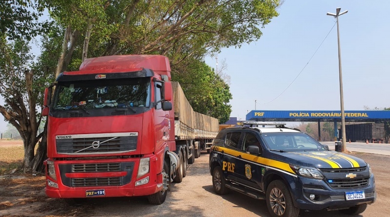 PRF recupera caminhão bitrem roubado em Cuiabá