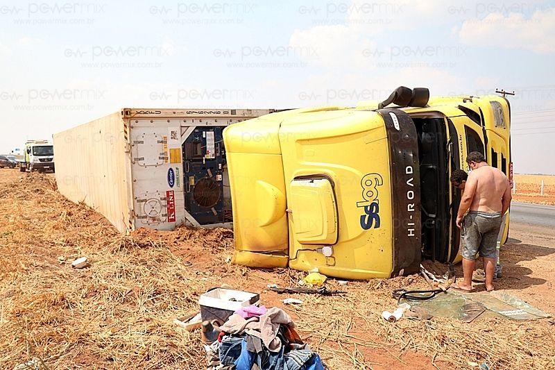 Carreta carregada com carne tomba na BR-163 em Nova Mutum