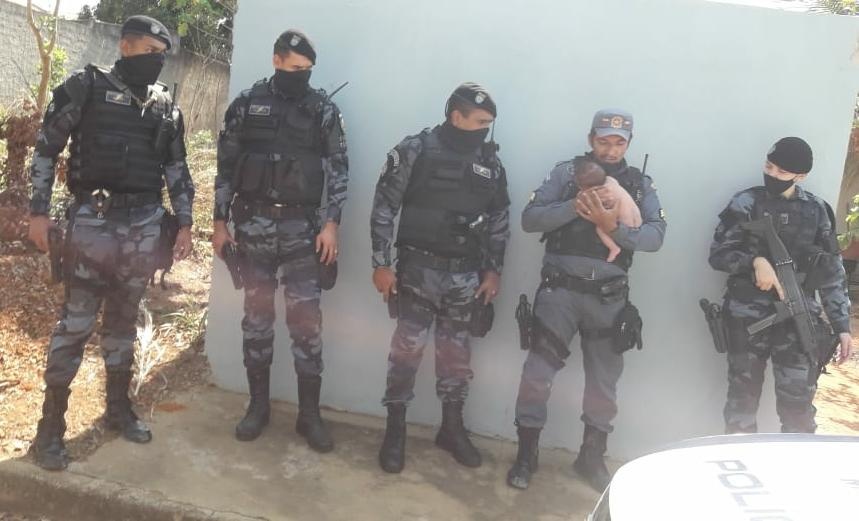 Policiais salvam vida de bebê que engoliu água durante o banho