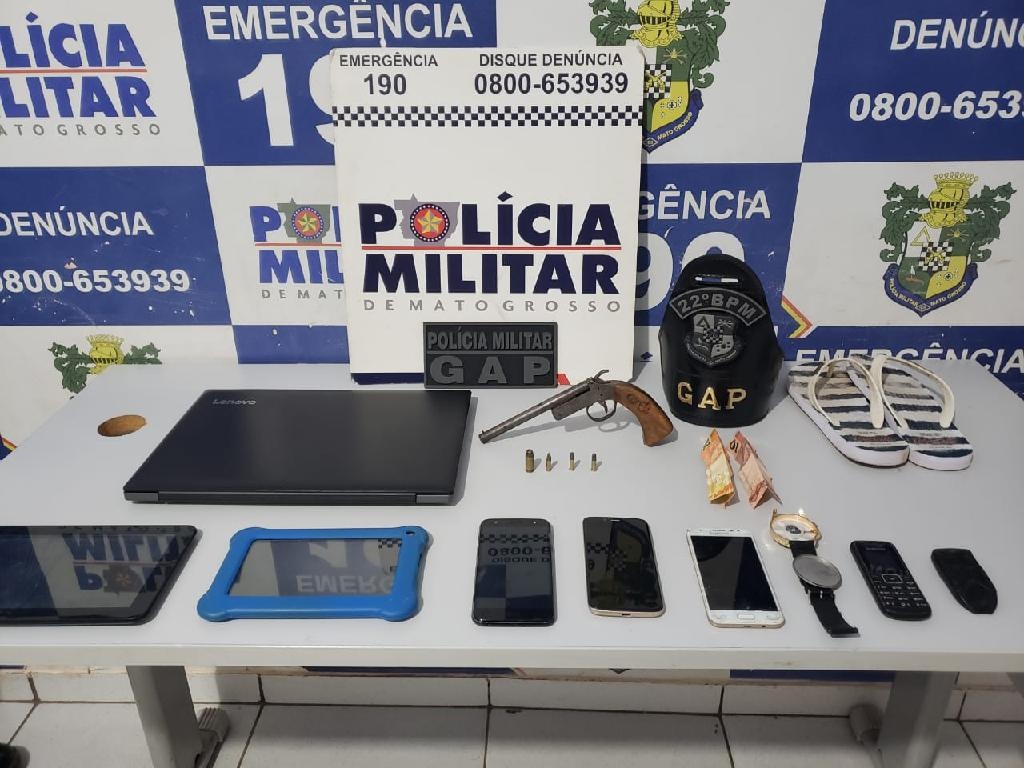 Mãe e filho são detidos por porte ilegal de arma de fogo