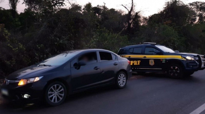 PRF recupera veículo roubado e prende dois suspeitos