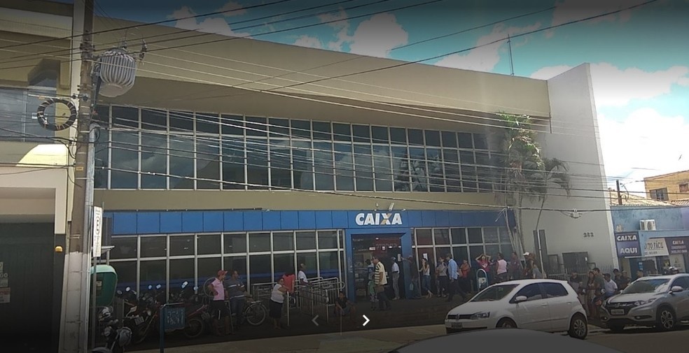 Morador de rua é detido por segurar e cobrar por vaga em fila da Caixa