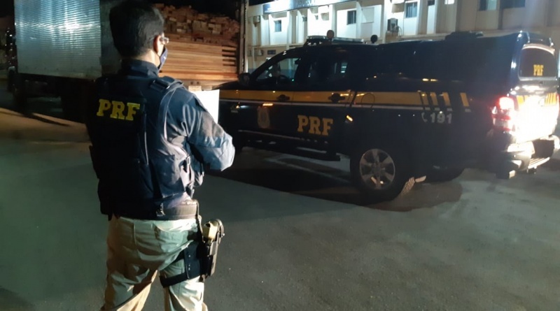 Caminhão carregado com madeira ilegal é apreendido pela PRF e SEFAZ-MT