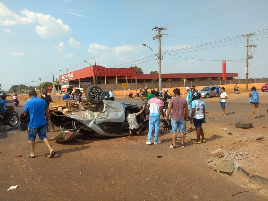 Carro tomba na BR-163 em Sinop