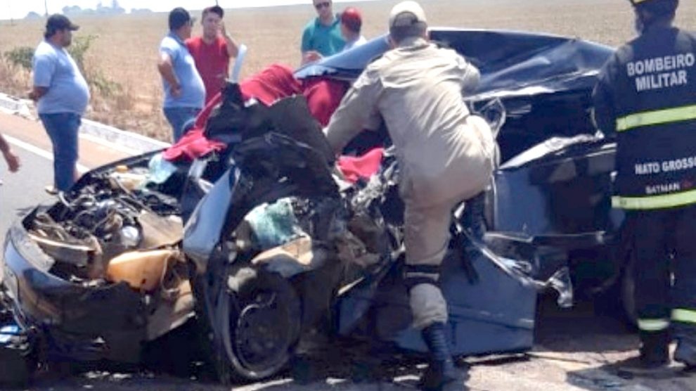 Mulher fica ferida em acidente entre carro e caminhão na BR-163