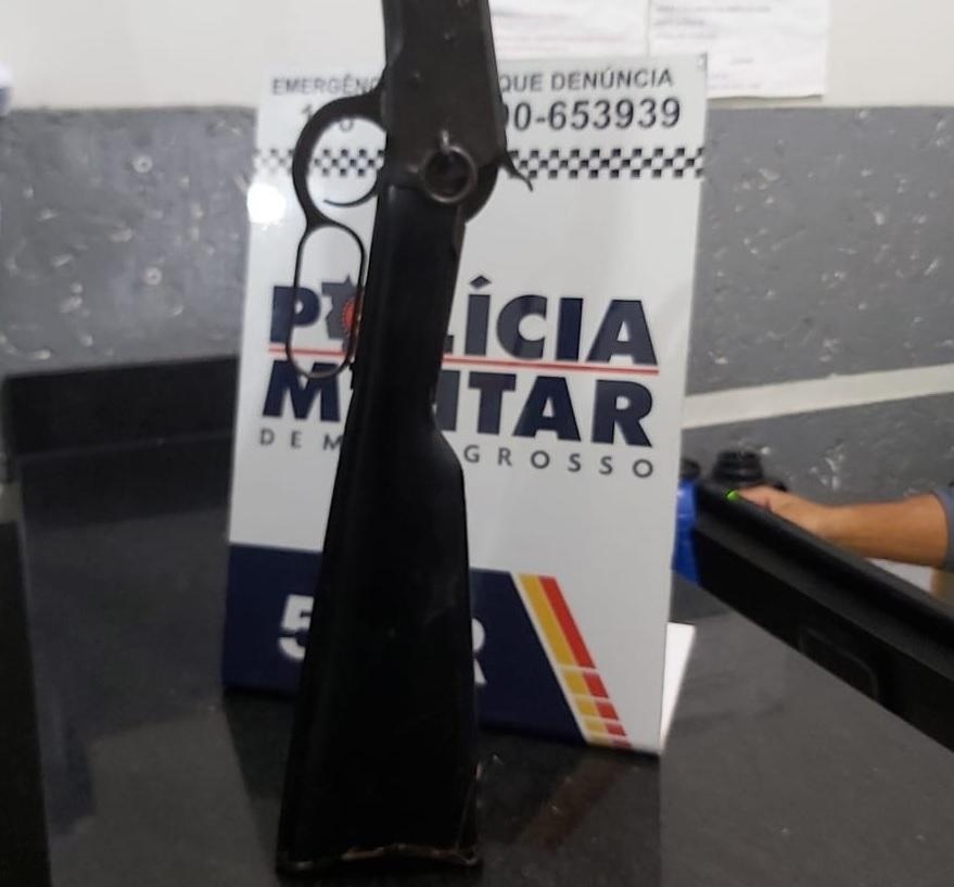 PM apreende carabina dentro de cabine de carreta tombada