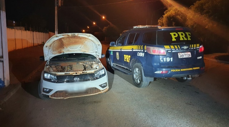 PRF recupera carro roubado e prende quatro suspeitos em Sorriso