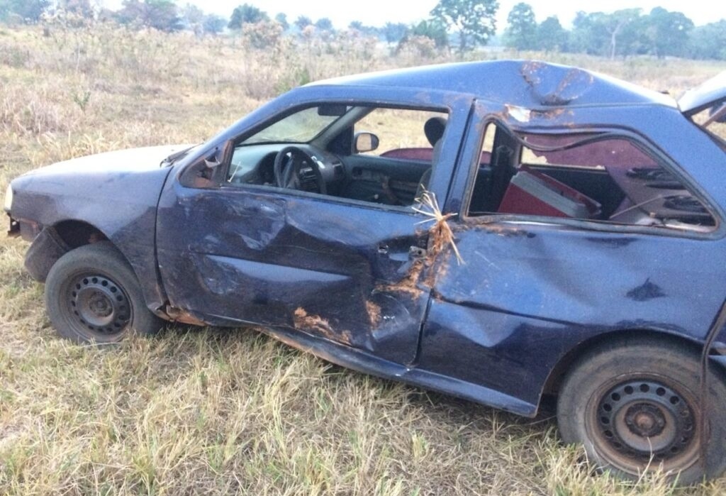 Carro capota em rodovia na cidade de Tangará da Serra