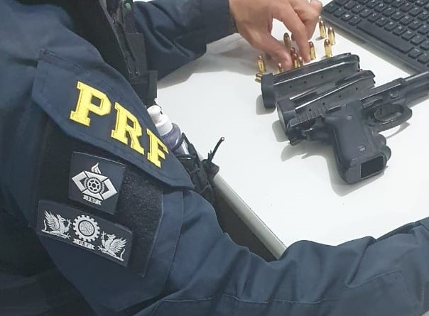 PRF apreende arma de fogo e munições após abordagem de pick-up na BR-163 em Sorriso