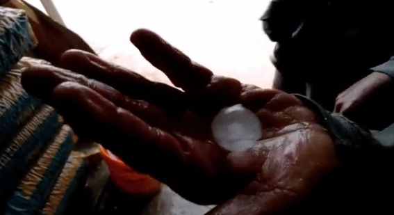 Chuva com pedras gigantes de gelo chama a atenção de moradores