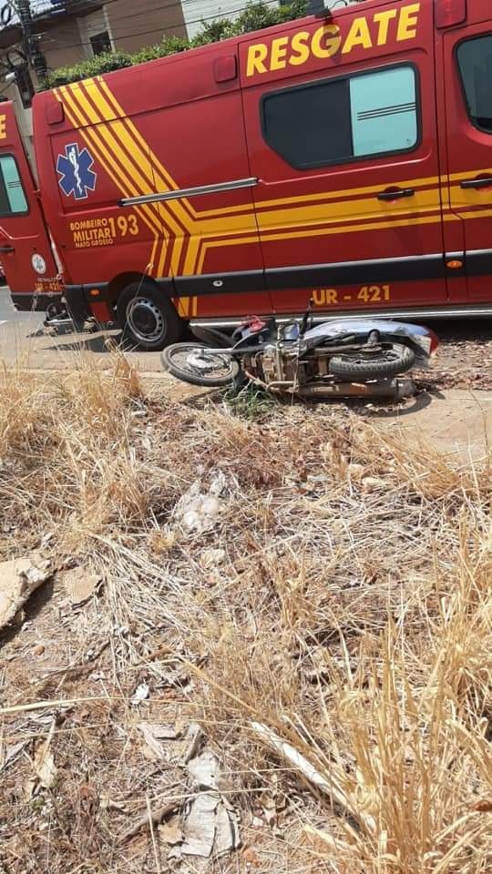 Mulher fica ferida em acidente entre caminhonete e moto