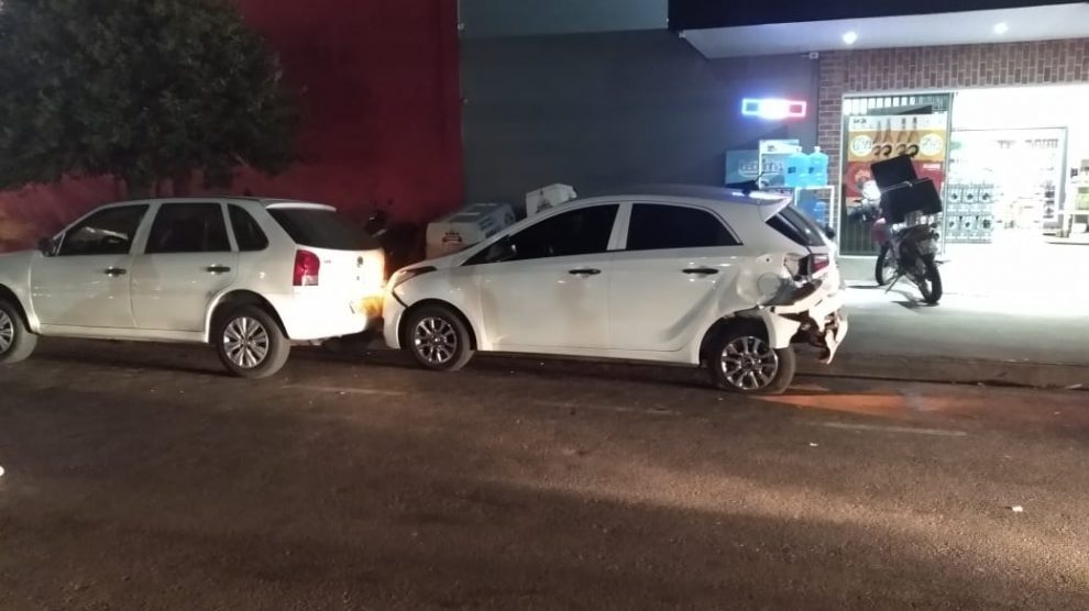 Carro desgovernado atinge três veículos estacionados em Sinop