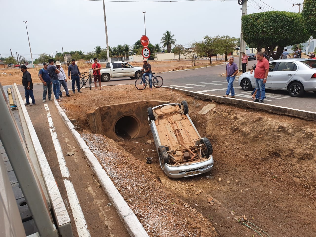 Dois veículos caíram em valas de escoamento de água neste fim de semana