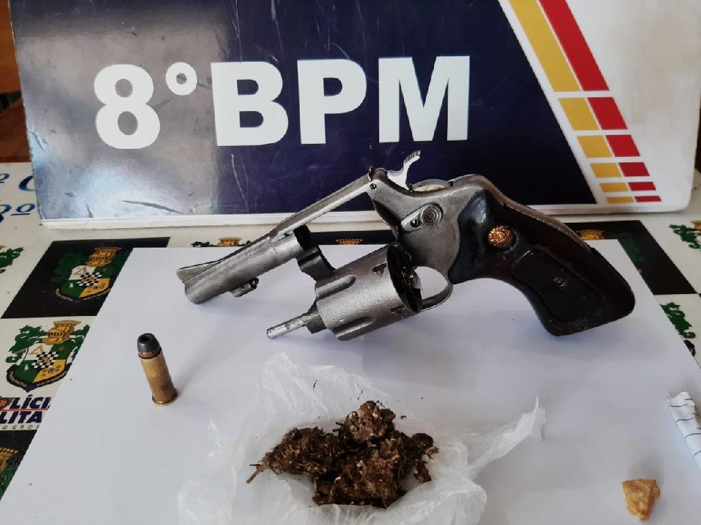 Homem é preso e menor apreendido com drogas e arma de fogo