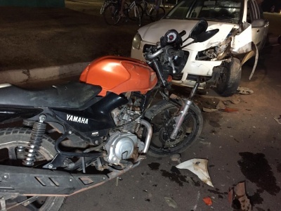 Vídeo flagra carro na contramão acertando moto em Sinop