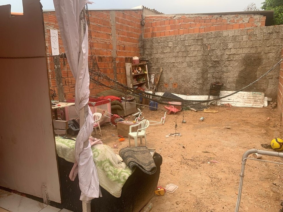 Polícia entra em casa para cumprir mandado e encontra 3 crianças abandonadas