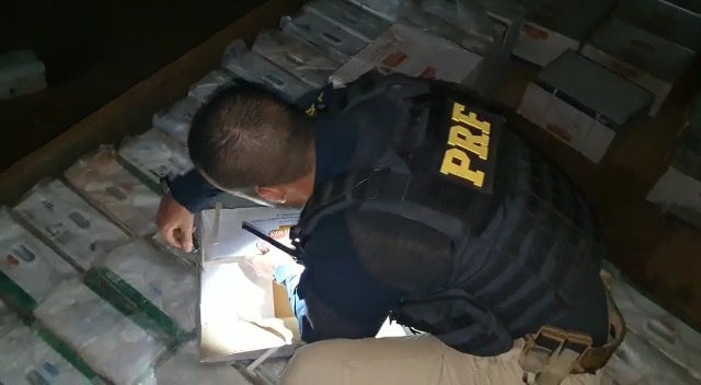 PRF apreende caminhão com 1750kg de agrotóxicos contrabandeados