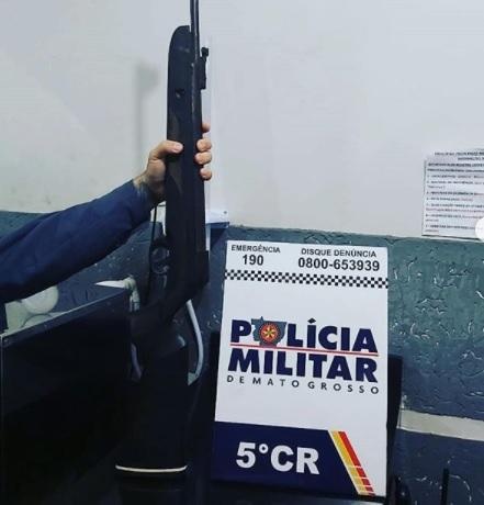 Homem é preso após agredir esposa e ameaçar atirar em filho