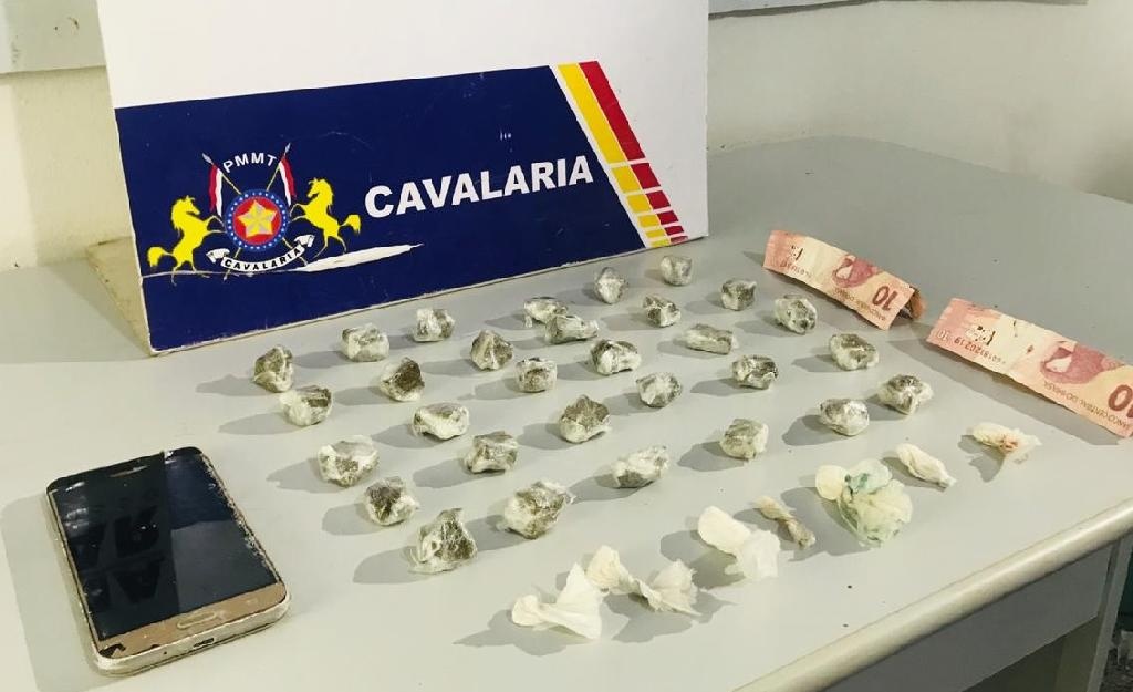 Motociclista é preso com porções de maconha e cocaína em Cuiabá