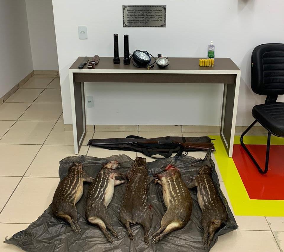 Homens são presos após serem flagrados com pacas abatidas e arma de fogo