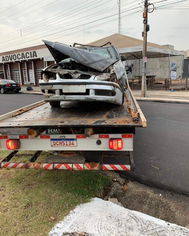 Sinop: Carro fica danificado após cair em vala de escoamento de água