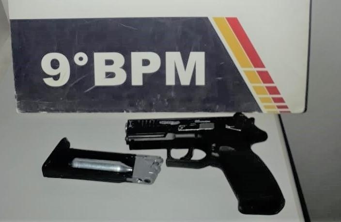 PM localiza réplica de pistola no interior de veículo em Cuiabá