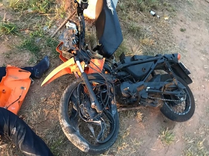 Jovem de 25 anos morre após bater em poste