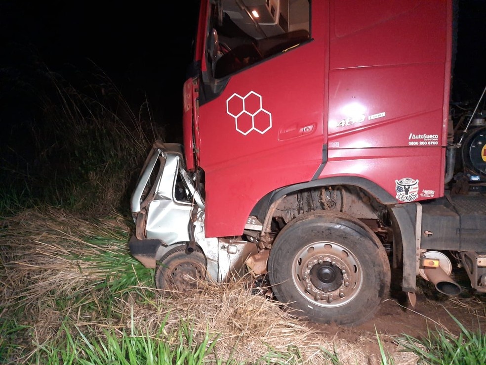 Adolescente pega carro escondido e morre ao bater em caminhão no MT