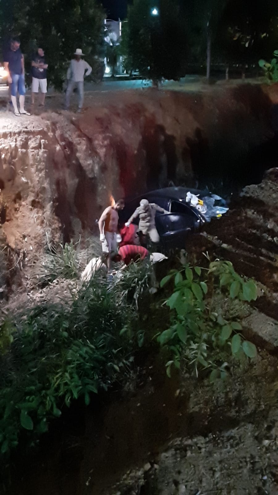 Carro cai em vala de escoamento de água em Sinop