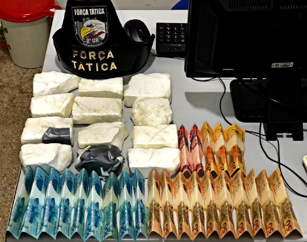Homem é preso após ser flagrado transportando drogas em carro