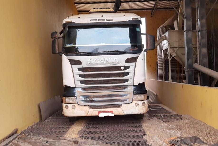 Homens são presos suspeitos de furtarem carreta carregada com soja