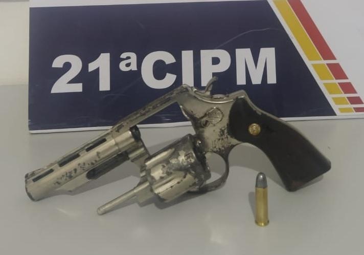 Arma de fogo que estava em posse de homens é apreendida pela PM