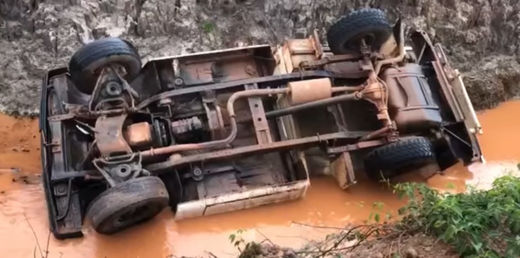 Motorista cai em valetão após perder controle de veículo