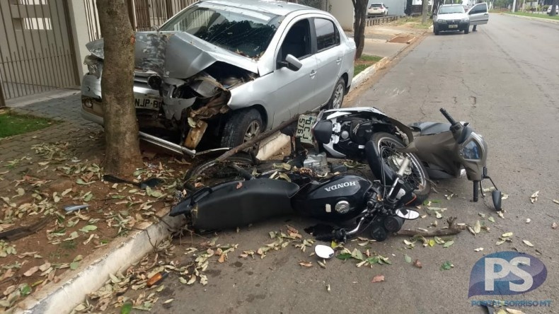 Motorista dorme ao volante, atropela motocicletas e bate em árvore