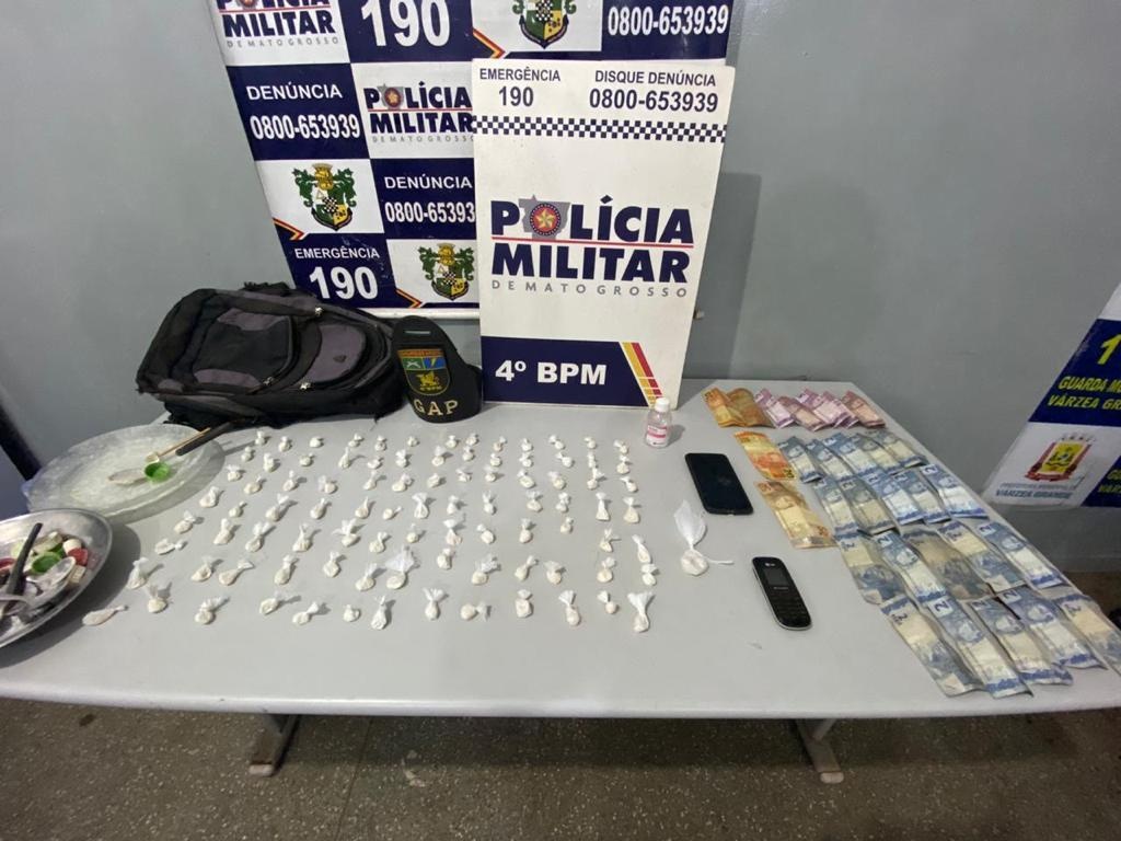 Homem é preso suspeito de traficar drogas em campinho de futebol