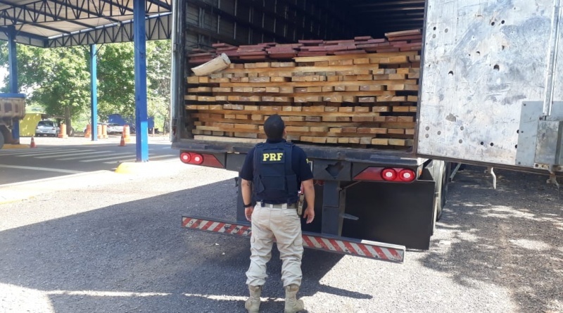 PRF apreende carga ilegal de madeira em Barra do Garças