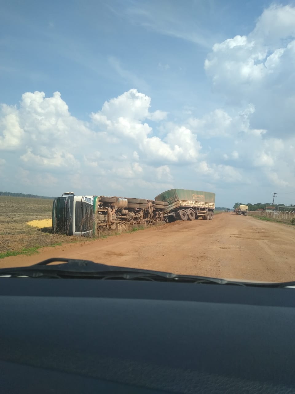 Vagão de carreta carregada com milho tomba em estrada rural
