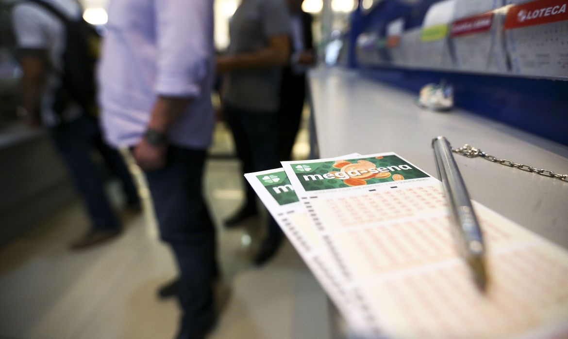 Ninguém acerta a Mega-Sena e prêmio principal acumula em R$ 34 milhões