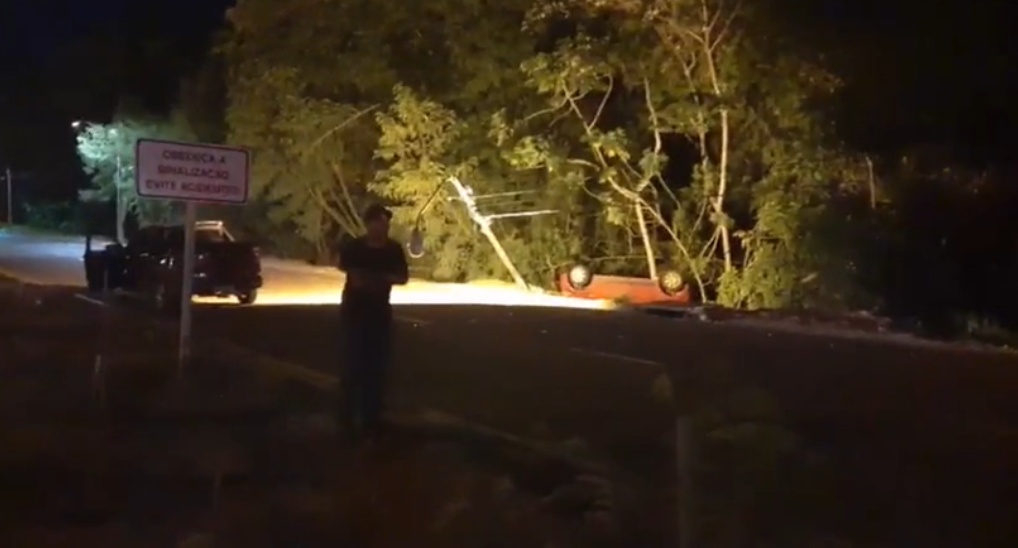 Carro bate em poste e capota após ser atingido por outro veículo